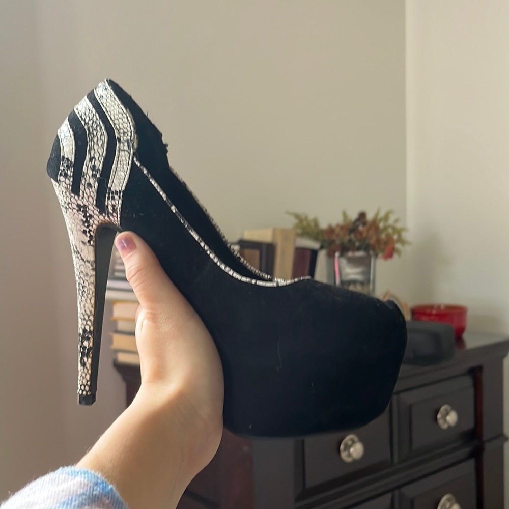 Snakeskin heels!! Women’s size 8 US/ 39 EU
